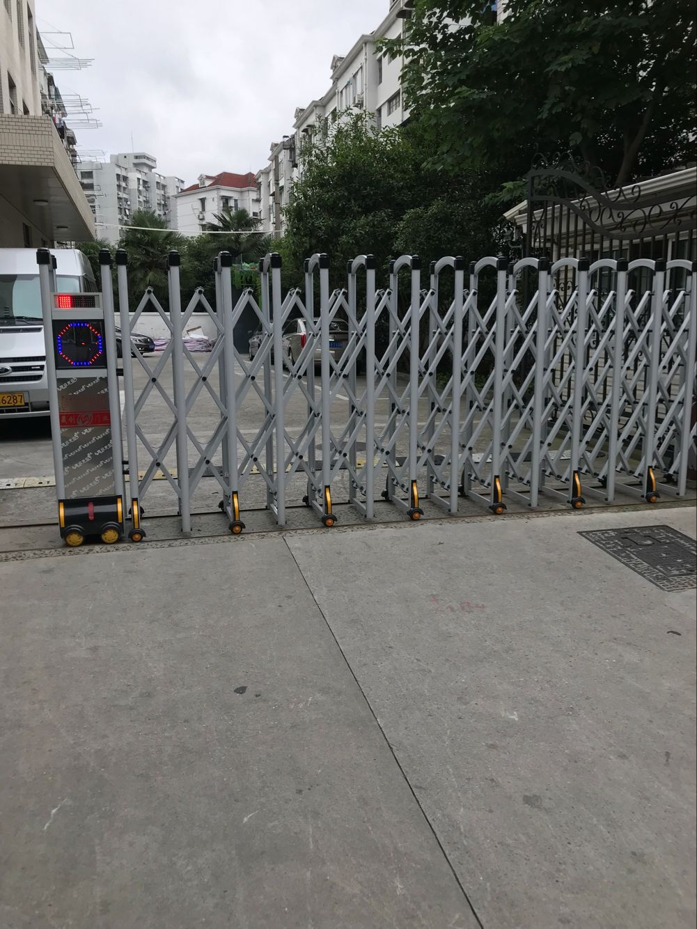 上海市靜安區(qū)陽曲路292號臨汾路街道辦事處電動伸縮門安裝已完成